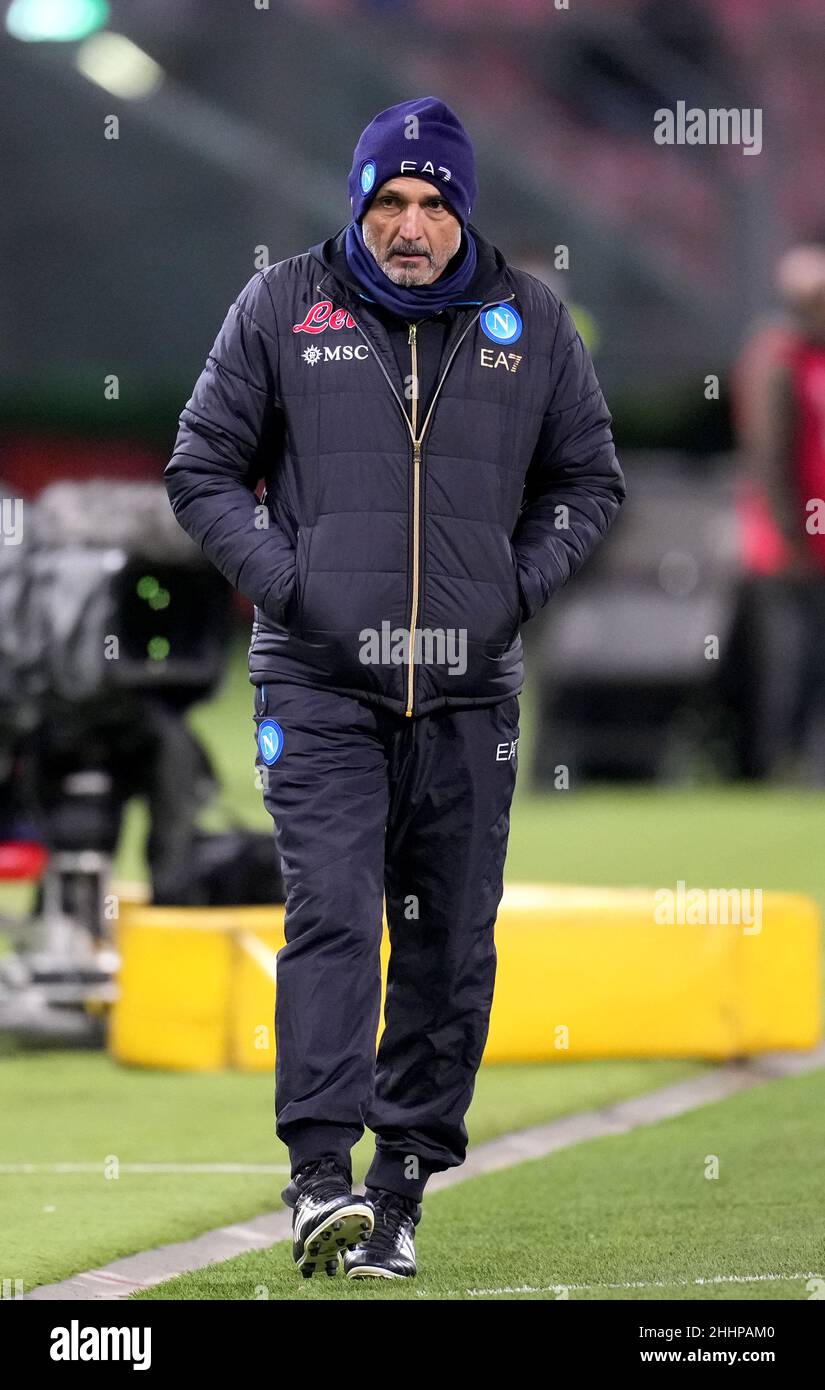 BOLOGNE, ITALIE - JANVIER 17: Luciano Spalletti entraîneur en chef de SSC  Napoli regarde, pendant la série Un match entre le FC de Bologne et SSC  Napoli au Stadio Renato Dall'Ara le