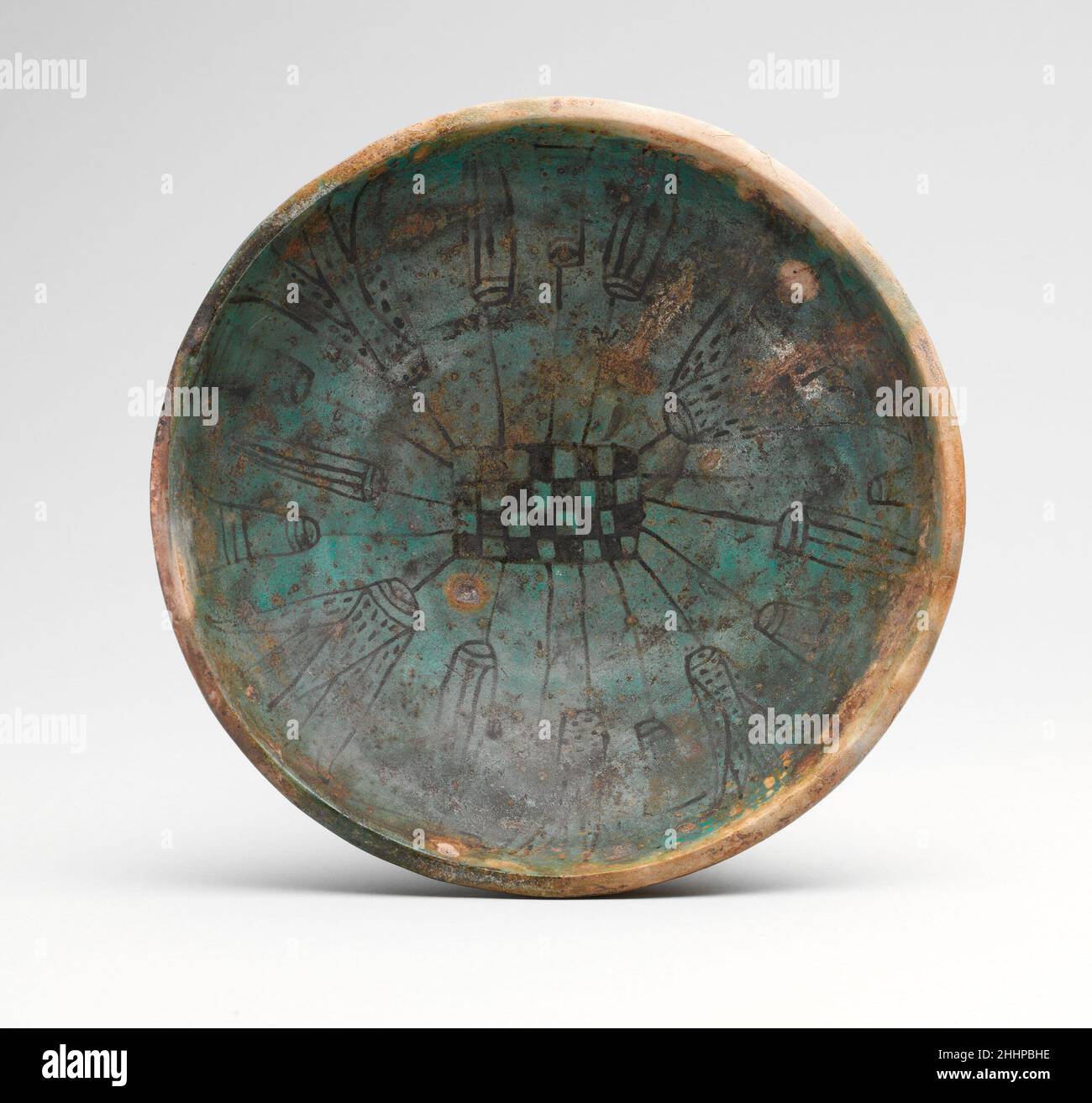 Marsh-Bowl de Rennefer ca.1504–1447 C.-B. Nouveau Royaume ce bol et un second bol (35,3.78) ont été trouvés avec l'enterrement d'une femme nommée Rennofer dans le tombeau de son mari, Neferkhawt.Comme de nombreux bols de fées de la dynastie ancienne 18, celui-ci est décoré à l'intérieur avec des fleurs de lotus et des bourgeons qui poussent d'un étang qui est peint comme un damier.Marsh-Bowl of Rennefer, env.1504–1447 C.-B.La foi, la peinture.Nouveau Royaume.D'Égypte, haute Égypte, Thèbes, Asasif, tombe de Neferkhawet (MMA 729), chambre ouest A, Burial de Rennefer (II), dans le cercueil, près de la tête, fouilles de MMA, 1935–36.Dynastie 18, comte Banque D'Images