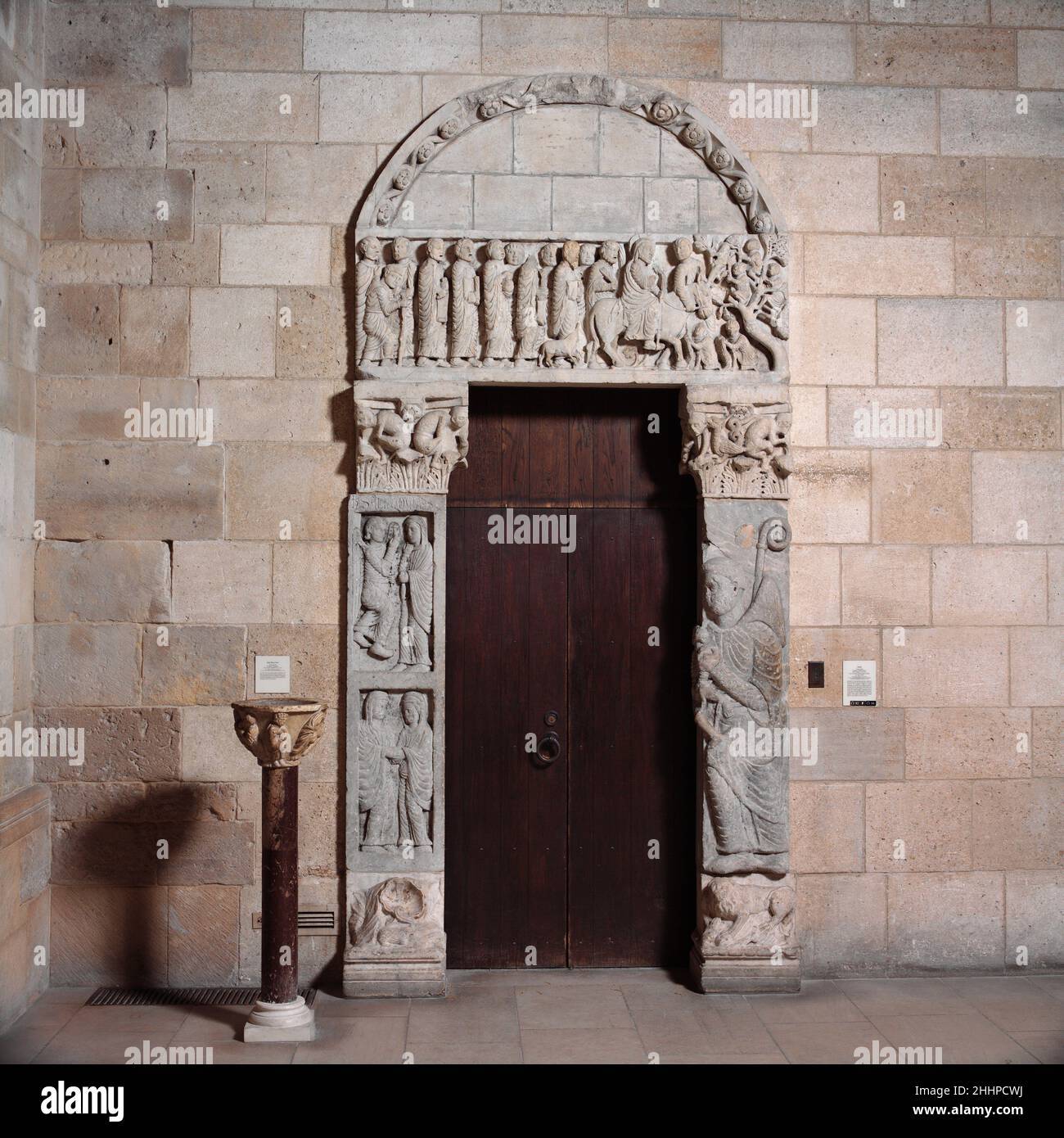 Portail de l'église de San Leonardo al Frigido ca.1175 atelier de Biduinus italien cette porte a marqué l'entrée principale d'une petite église dédiée à Saint-Léonard qui est située sur le fleuve Frigido.Apparemment, un sarcophage antique a été réutilisé pour les jambes de soutien sur les côtés de la porte et a été sculpté pour montrer des scènes de l'Annonciation et de la Visitation sur la gauche et une grande figure de Saint Léonard de Noblat, Saint patron des prisonniers, sur la droite.Sur le linteau ci-dessus se trouve l'entrée de Jésus à Jérusalem, une scène particulièrement appropriée pour l'emplacement de l'église, sur un ro principal Banque D'Images