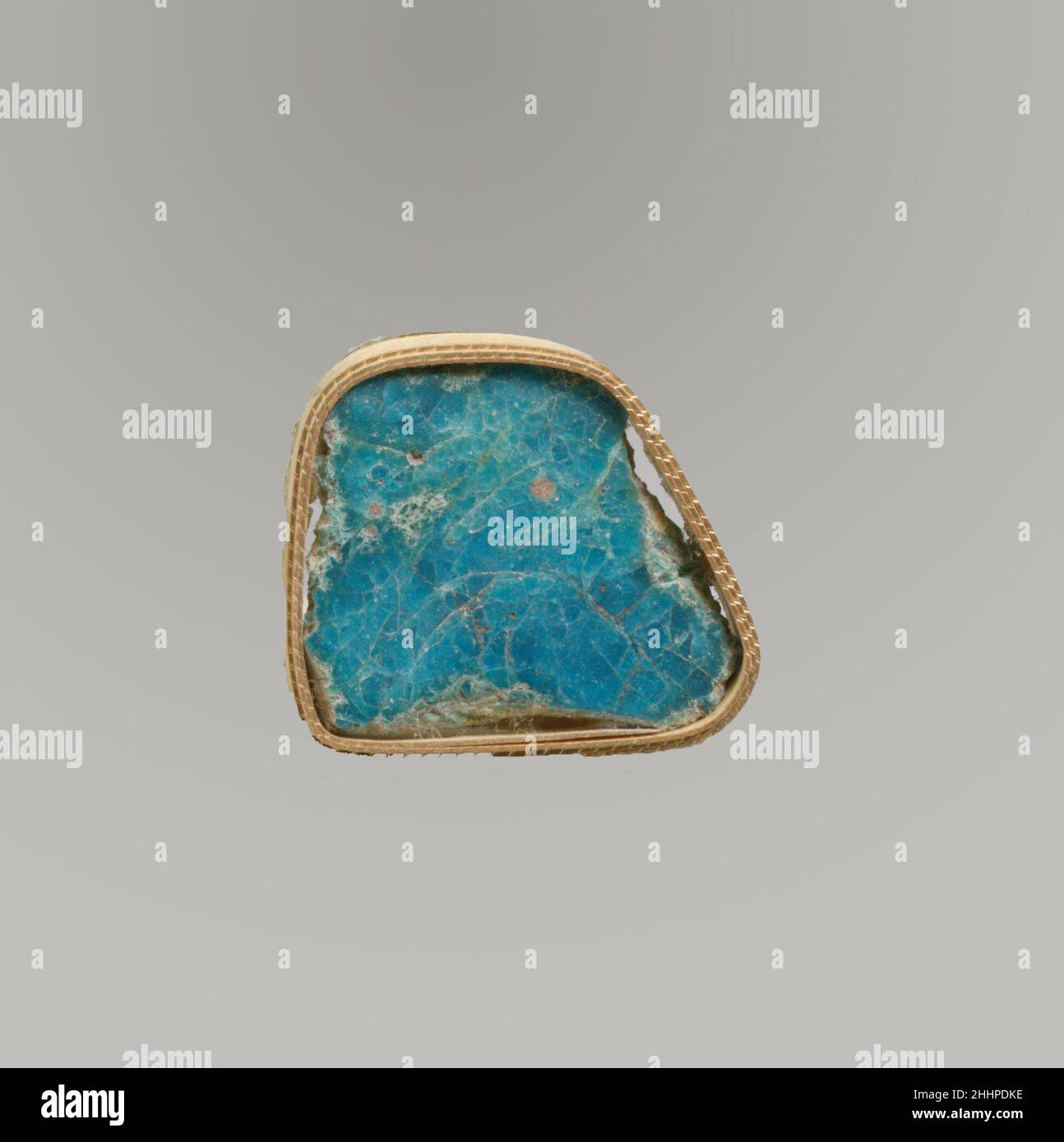 Fragment monochrome de verre fin du 1st siècle C.-B.–début du 1st siècle A.D. Roman opaque bleu turquoise.fragment d'incrustation plat.bords cassés et ébréchés; surface supérieure polie; nombreuses fissures de surface sur la surface supérieure; altération limy sur le dessous.Fragment en verre monochrome.Roman. Fin du 1st siècle C.-B.–début du 1st siècle A.D..Verre ; moulé.Début de l'Impériale.Verre Banque D'Images