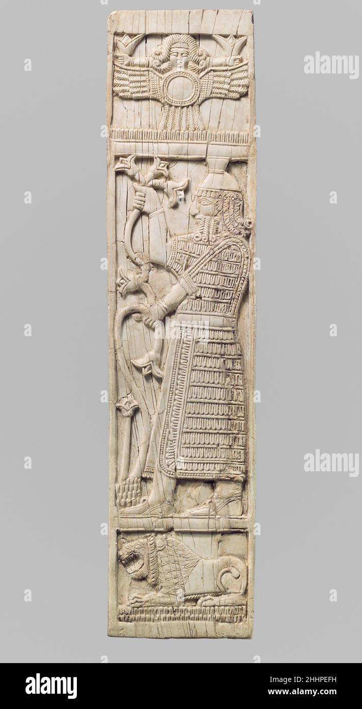 Plaque de mobilier sculptée en relief avec des loteries guerriers tenant ca.8th Century B.C. Assyrian ce panneau d'ivoire a été trouvé dans une salle de stockage à fort Shalmaneser, un bâtiment royal à Nimrud qui a été utilisé pour stocker la boiteuse et l'hommage recueillis par les Assyriens pendant la campagne militaire.Comme beaucoup d'autres panneaux de la même salle de stockage, il faisait partie d'une chaise ou d'un dossier de canapé ou de la tête de lit.Vingt meubles ont été découverts empilés dans des rangées ordonnées dans cette pièce, où ils avaient été stockés avant la destruction des palais assyriens en 612 av. J.-C. la décoration du panneau est divia Banque D'Images