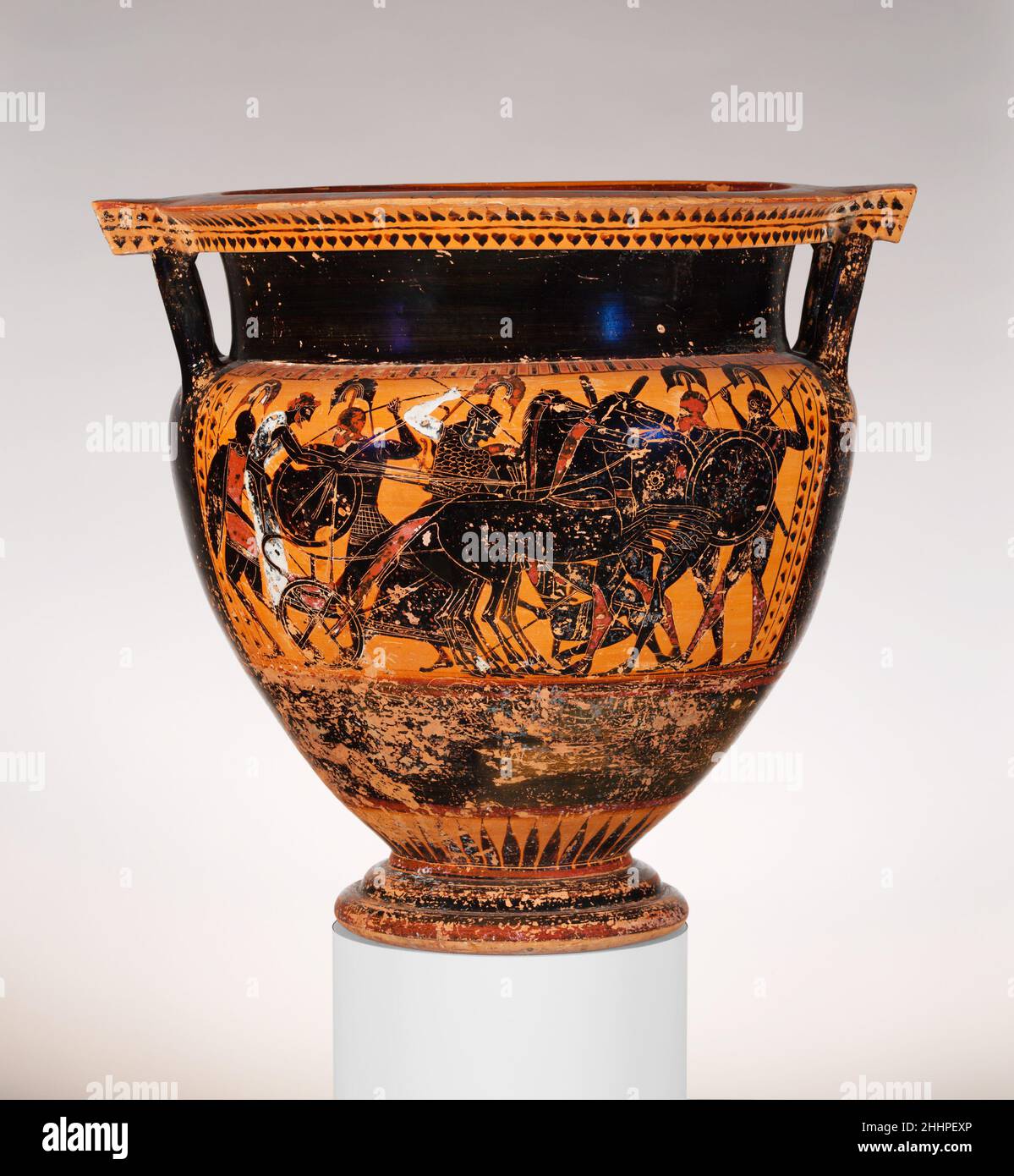 Terre cuite colonne-krater (bol pour mélanger le vin et l'eau) ca.540 C.-B. grec, Attic Obverset, Gigantomachy (bataille de dieux et de géants)Reverse, Dionysos avec satyres et maenadsDurant la dernière partie du sixième siècle C.-B., les artistes de figure noire maîtrisent suffisamment leur milieu pour créer des compositions avec de nombreuses figures en action et dans des relations spatiales complexes.Les scènes de bataille étaient des sujets idéaux.La présence d'Athéna identifie ici les combattants.Les armes et les armures sont celles que les soldats grecs contemporains auraient utilisées.Dionysos et ses disciples au dos pourraient, potentiellement, c Banque D'Images