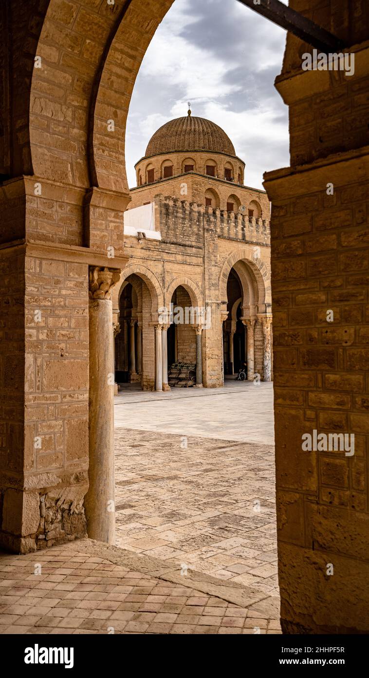 La vue sur la grande mosquée de Kairouan dans le gouvernorat de Kairouan, en Tunisie Banque D'Images