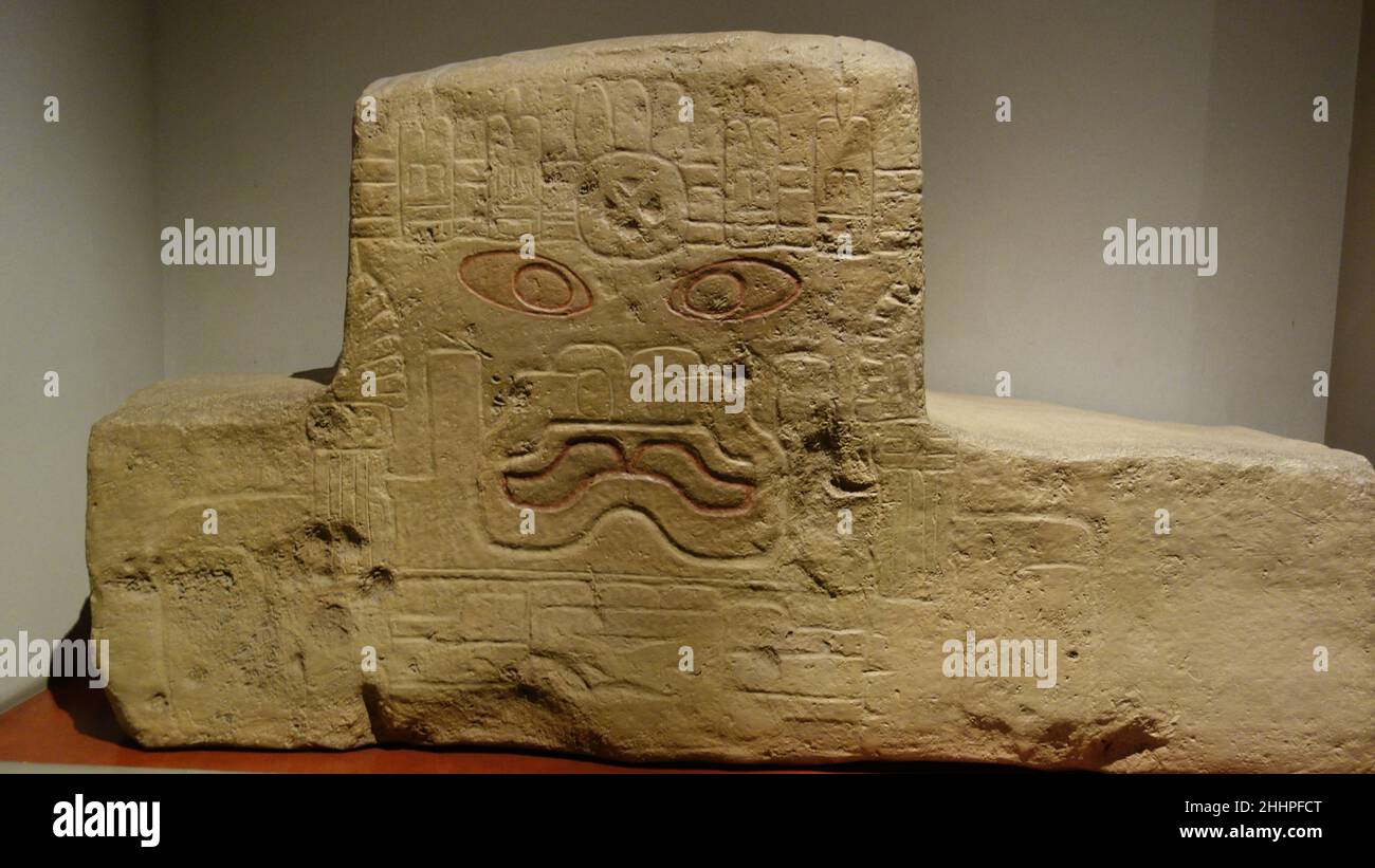 Un T inversé avec un visage humain, des mâchoires serpents.Olmec Art, cette pièce est une réplique la pièce originale est à l'emplacement, il y en a quatre. Banque D'Images