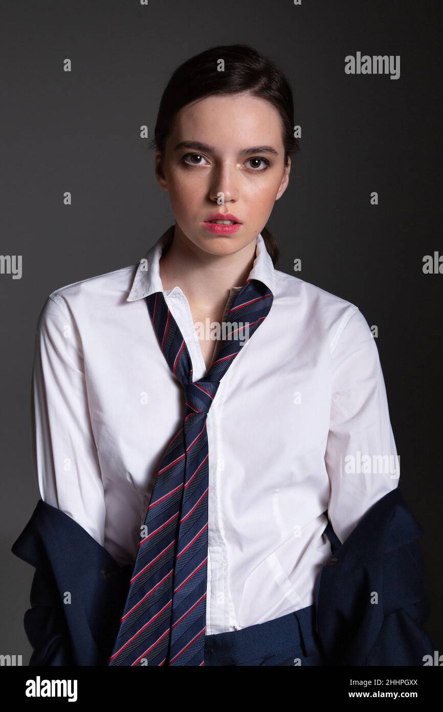 Portrait en style professionnel de la jeune femme européenne en chemise  blanche portant l'homme cravate isolée sur noir Photo Stock - Alamy