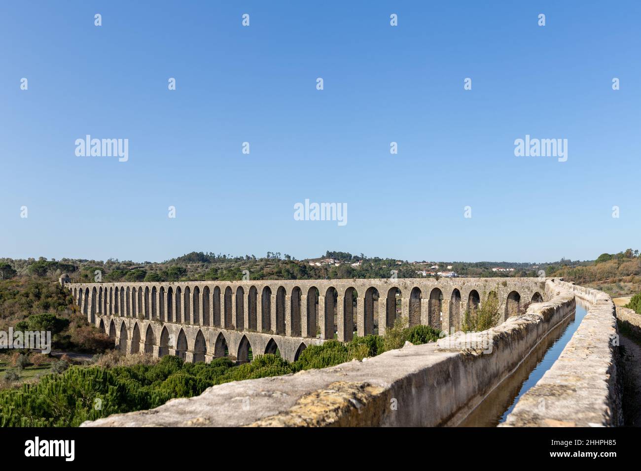 Tomar Aqueduct ou Aqueduto de Pegoes, ancien bâtiment de maçonnerie en pierre, monument étonnant.Il a été construit au 17th siècle pour apporter de l'eau au couvent Banque D'Images