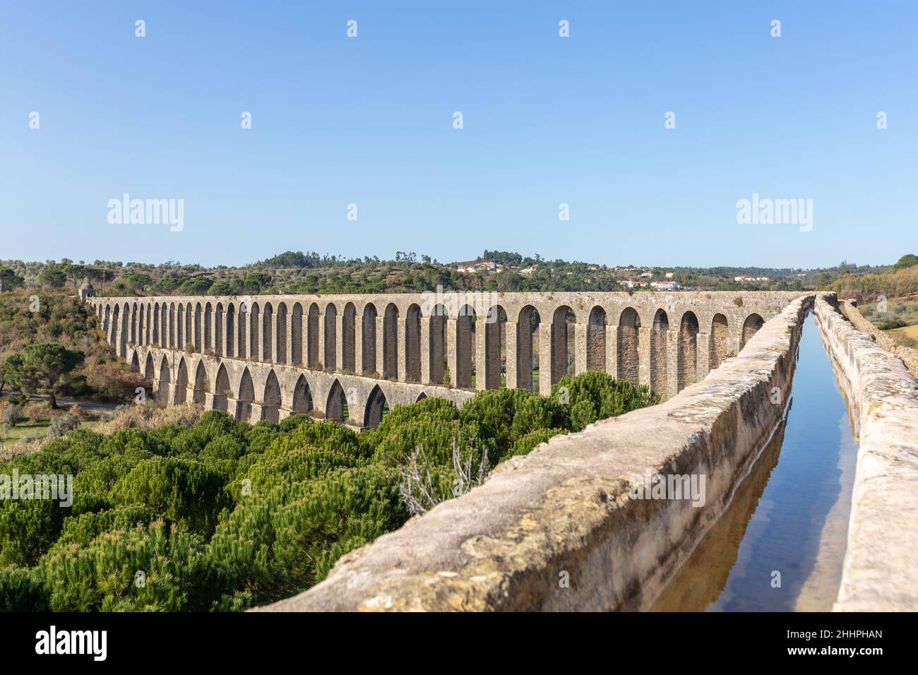 Tomar Aqueduct ou Aqueduto de Pegoes, ancien bâtiment de maçonnerie en pierre, monument étonnant.Il a été construit au 17th siècle pour apporter de l'eau au couvent Banque D'Images