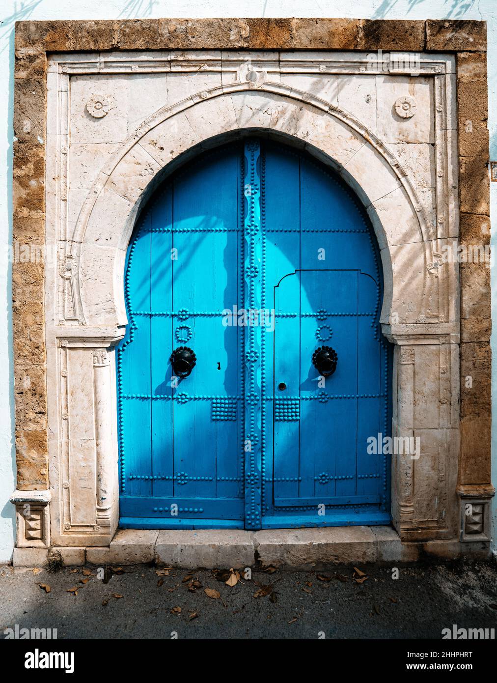 La porte métallique bleue traditionnelle tunisienne dans la ville de Sidi Bou a dit en Tunisie Banque D'Images
