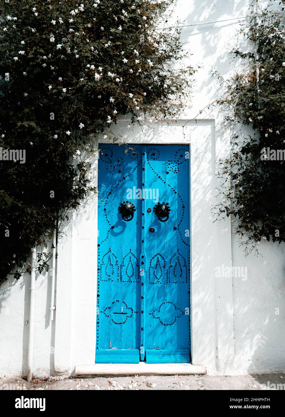 La porte métallique bleue traditionnelle tunisienne dans la ville de Sidi Bou a dit en Tunisie Banque D'Images