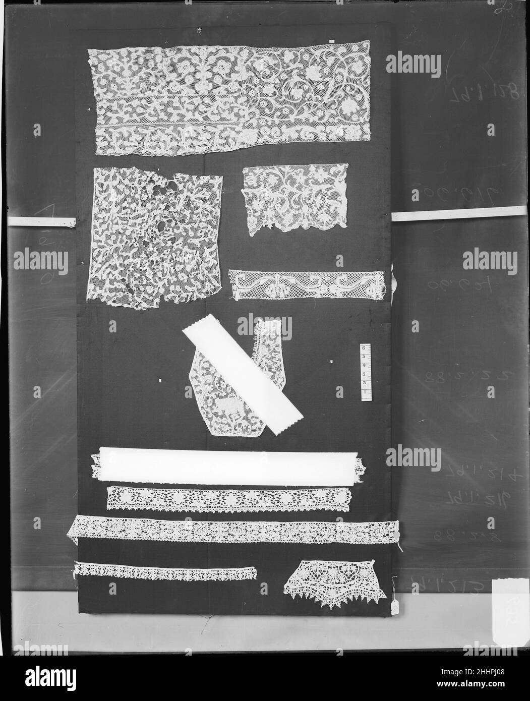 Fragment fin 17th siècle italien Punto dans aria — littéralement, les "stitches dans l'air" — est l'un des premiers styles de dentelle à aiguille, qui est lui-même développé à partir de la découpe de la conception principalement géométrique.Lorsque les stimulateurs laissaient passer à l'utilisation d'une fondation de fils disposés selon un modèle dessiné sur parchemin, ils pouvaient intégrer davantage de lignes et de courbes fluides dans leurs conceptions.Fragment.Italien. Fin du 17th siècle.Cordon d'aiguille.Textiles-lacets Banque D'Images Fragment fin 17th siècle italien Punto dans aria — littéralement, les "stitches dans l'air" — est l'un des premiers styles de dentelle à aiguille, qui est lui-même développé à partir de la découpe de la conception principalement géométrique.Lorsque les stimulateurs laissaient passer à l'utilisation d'une fondation de fils disposés selon un modèle dessiné sur parchemin, ils pouvaient intégrer davantage de lignes et de courbes fluides dans leurs conceptions.Fragment.Italien. Fin du 17th siècle.Cordon d'aiguille.Textiles-lacets Banque D'Images