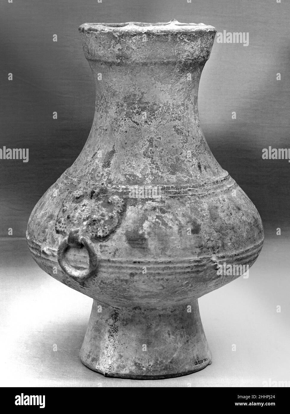 Conteneur HU avec masques animaux 3rd–2nd Century C.-B. Chine.Conteneur UH avec masques pour animaux.Chine.3rd–2nd siècle C.-B..Faïence avec glaçure vert plomb.Dynastie Han (206 B.C.–A.D.220).Céramique Banque D'Images