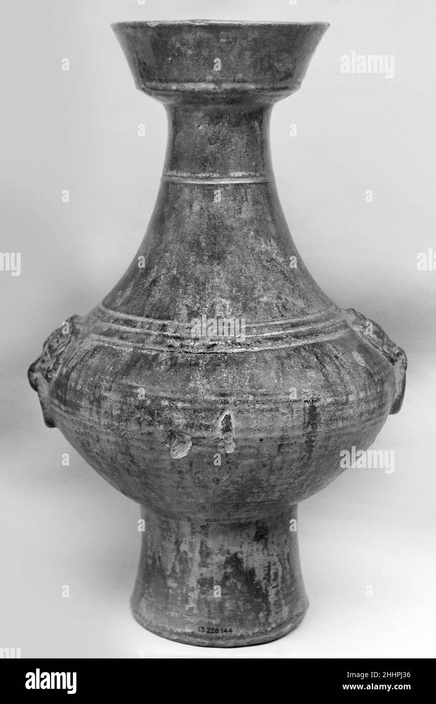 Récipient à vin (hu) 1st–2nd Century China.Récipient à vin (hu).Chine.1st–2nd siècle.Earthware avec glaçure vert plomb.Dynastie des Han de l'est (25–220).Céramique Banque D'Images