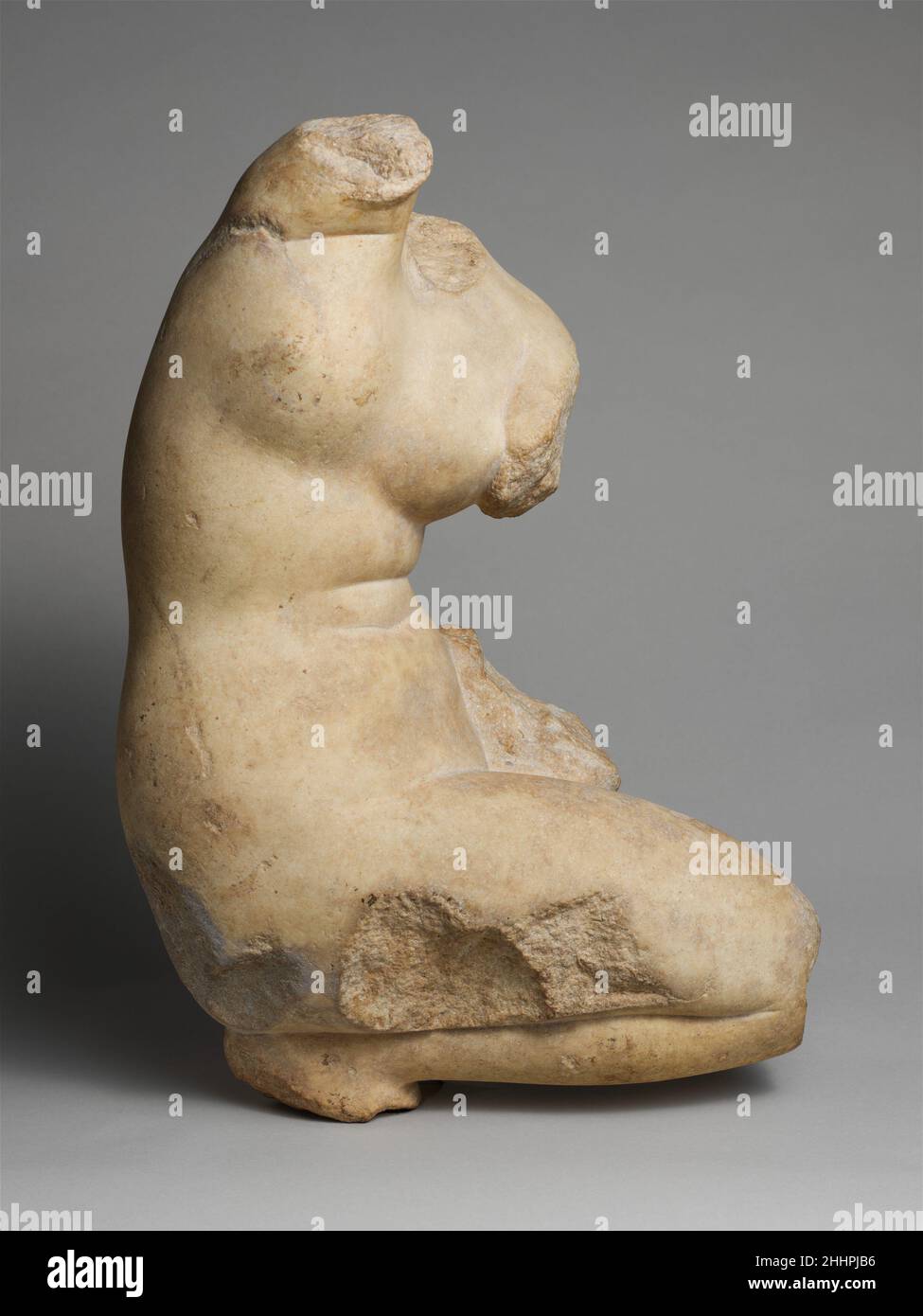 Statue en marbre d'Aphrodite croquant et arranger ses cheveux 1st ou 2nd siècle A.D. Roman copie d'une statue grecque de la fin du 2nd siècle B.C.dans cette petite statue, une pose complexe de crouching a été comprimée en une composition bidimensionnelle.C'est un travail décoratif basé sur une célèbre grande statue entièrement tridimensionnelle d'Aphrodite montré crouching à son bain qui a été créé au troisième siècle avant j.-c.À la fin de la période hellénistique, des figures comme celle-ci ont été conçues pour être vues à partir d'un ou deux points de vue seulement.Elles s'adaptent parfaitement entre les colonnes dans un cadre de cour ou de jardin de peristyle Banque D'Images