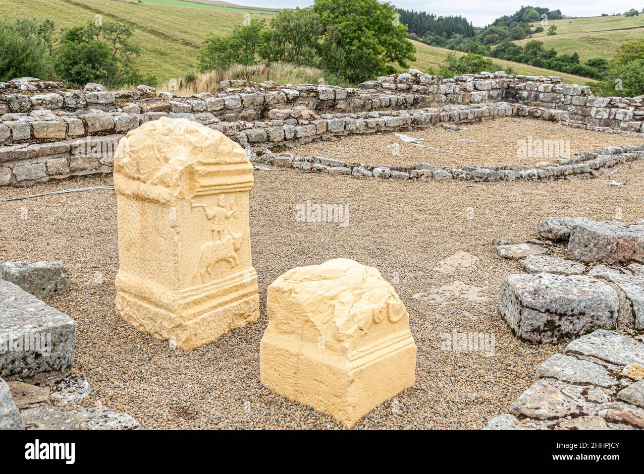Réplique d'autels dédiée au culte de Jupiter Dolichenus dans les ruines du fort auxiliaire romain de Vindolanda à Chesterholm, Northumberland Royaume-Uni Banque D'Images