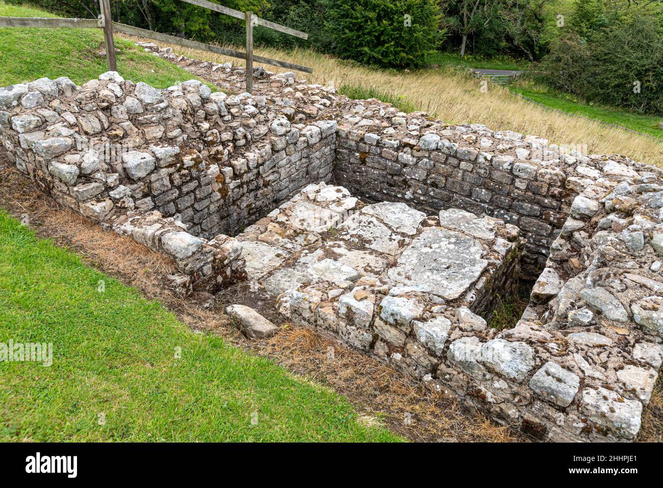 Les vestiges de la tour nord-est et du bloc de toilettes dans les ruines du fort auxiliaire romain de Vindolanda à Chesterholm, Northumberland, Royaume-Uni Banque D'Images