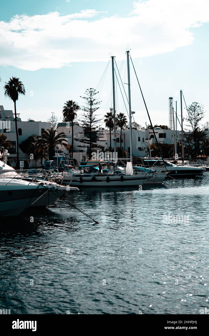 Yachts et bateaux dans le port sur le fond de la maison arabe blanche à l'eau azur - Tunisie, Sousse, El Kantaoui Banque D'Images