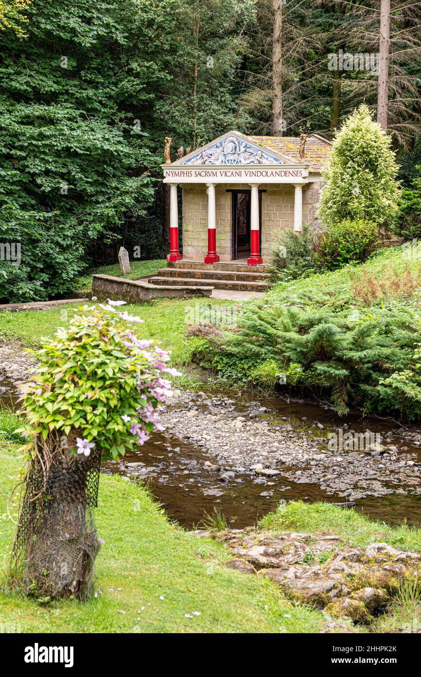 Un temple reconstruit aux nymphes d'eau à côté de Chainley Burn au fort auxiliaire romain de Vindolanda à Chesterholm, Northumberland, Royaume-Uni Banque D'Images