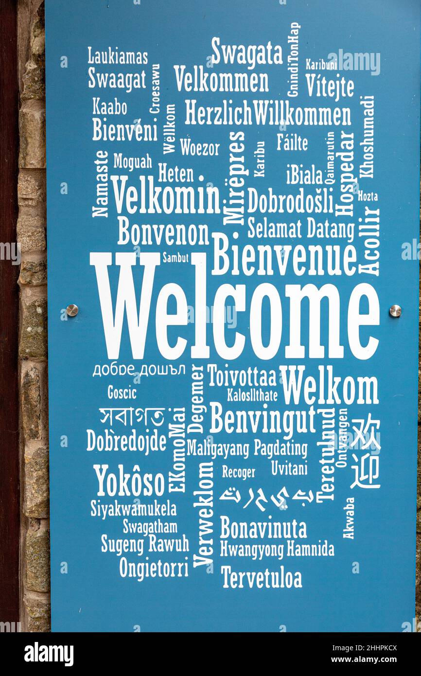 Un signe de bienvenue dans de nombreuses langues différentes au fort auxiliaire romain de Vindolanda à Chesterholm, Northumberland, Royaume-Uni Banque D'Images