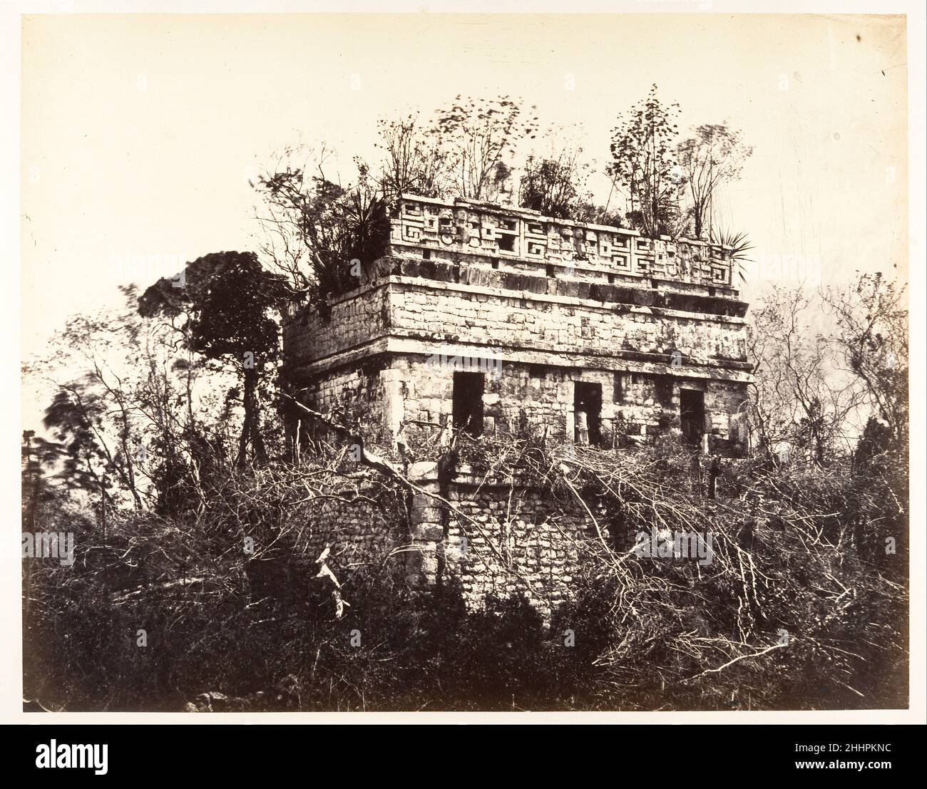 La prison, à Chichen-Itza 1857–89 désiré Charnay le Charnay français a été l'un des premiers à photographier les magnifiques ruines mayas du Mexique.L'archéologue français-aventurier a gagné une renommée considérable avec la publication de ses photographies et un compte rendu de ses voyages intitulé Cités et ruines américaines: Mitla, Palencé, Izamal, Chichen-Itza, Uxmal (1862-63).Dans cette assiette de l'album, Charnay a photographié un bâtiment qu'il a décrit comme une 'prison' émergeant de la jungle à Chichén-Itzá.Construit à la fin du huitième ou du neuvième siècle, ce bâtiment de temple a été construit dans un style architectural complexe ca Banque D'Images