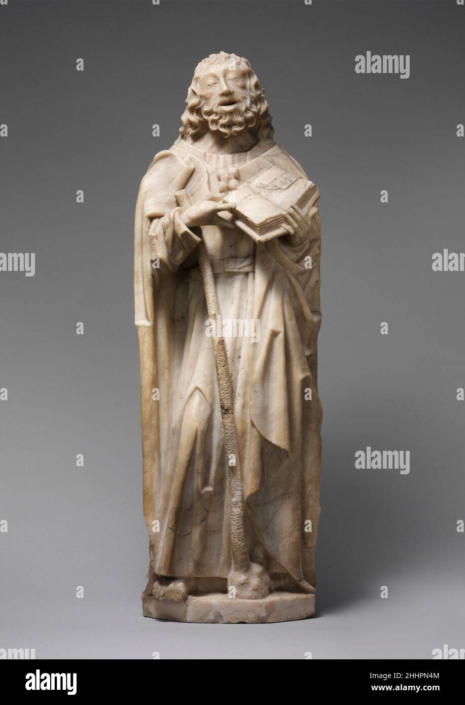Saint James le petit ca.1500 atelier de Gil de Siloe Espagnol l'apôtre Saint James est l'une des sept statues originales qui ornent le sommet du tombeau mural de Juan de Padilla, un jeune chevalier au service des rois espagnols.Dans le style et la composition, la statuette rappelle la sculpture de Gil de Siloe, mais la qualité de l'exécution suggère la main d'un assistant d'atelier.Le tombeau est maintenant dans le Museo de Burgos.Saint James le petit 463751 Banque D'Images