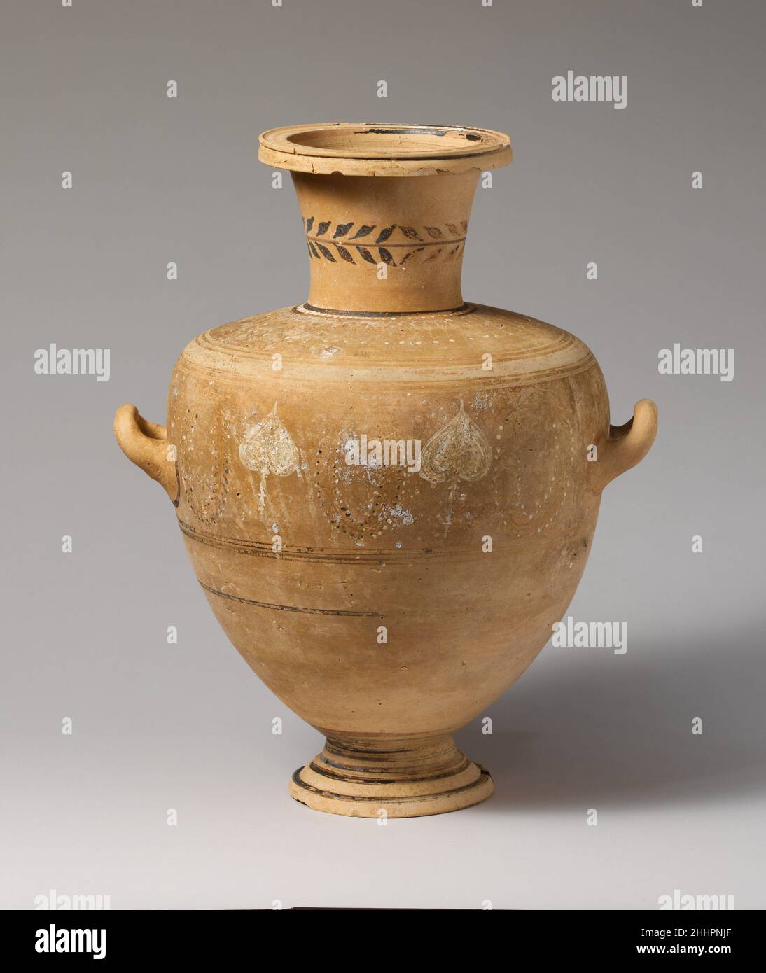 Terre cuite Hadra hydria (bocal d'eau) fin 3rd siècle avant J.-C. grec, Ptoléméen, crétois cet hydrie a été fabriqué par un artisan qualifié: Il a un bord fin et délicat, qui est concave en dessous; une poignée arrière composée de trois crêtes croquantes;et un pied tourné avec soin, articulé avec trois rainures et quatre lignes vitrées.Le haut niveau de potage en conjonction avec la décoration peinte, qui combinait l'incision avec l'usage prodigieux du blanc ajouté, doit avoir fait de cela un objet de grande élégance dans l'antiquité.Terre cuite Hadra hydria (vase d'eau) 245563 Banque D'Images