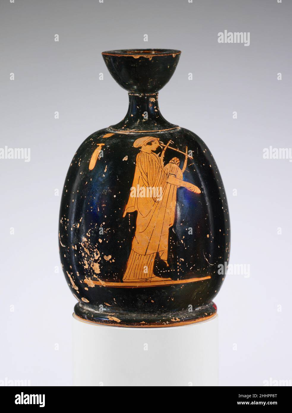 Terre cuite squat lekythos (ballon à huile) env.470–460 C.-B. grec, femme attique jouant un lyreLe vase à parfum (alabastron) suspendu en arrière-plan indique que la scène a lieu à l'intérieur.Lekythos de squat en terre cuite (fiole à huile) 254340 grec, attique, lekythos de squat en terre cuite (fiole à huile), env.470?460 C.-B., terre cuite, H. 5 3/8 po.(13,7 cm) ; diamètre 3 9/16 po.(9 cm).Metropolitan Museum of Art, New York.Fonds Rogers, 1941 (41.162.169) Banque D'Images