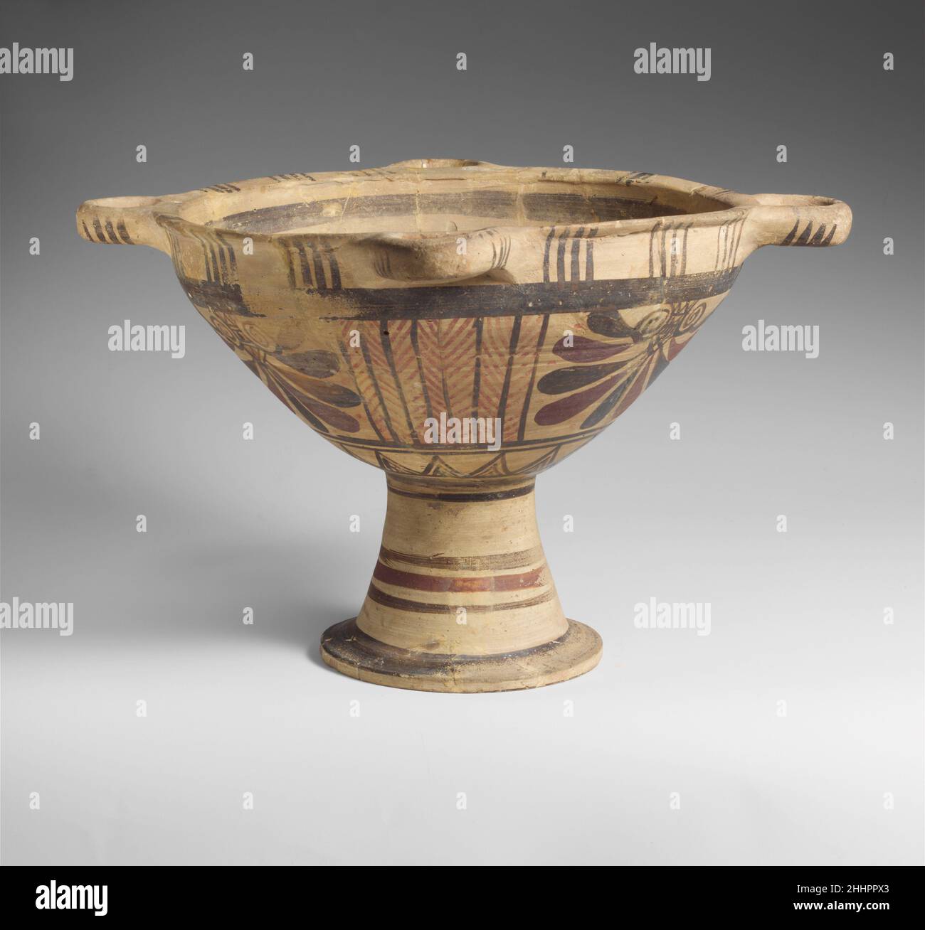 Bol à tiges en terre cuite mi-6th siècle C.-B. grec, boéotien le bol à tiges était un vase boéotien caractéristique qui était populaire du milieu du sixième au début du cinquième siècle C.-B. la décoration de l'extérieur montre souvent un oiseau volant.Ici il se compose de palmettes..Bol à tiges en terre cuite 251111 grec, bootien, bol à tiges en terre cuite, mi-6th siècle av. J.-C., terre cuite,H. 7 7/8 po(20 cm) ; diamètre 9 15/16 po.(25,2 cm).Metropolitan Museum of Art, New York.Fonds Rogers, 1921 (21.88.91) Banque D'Images