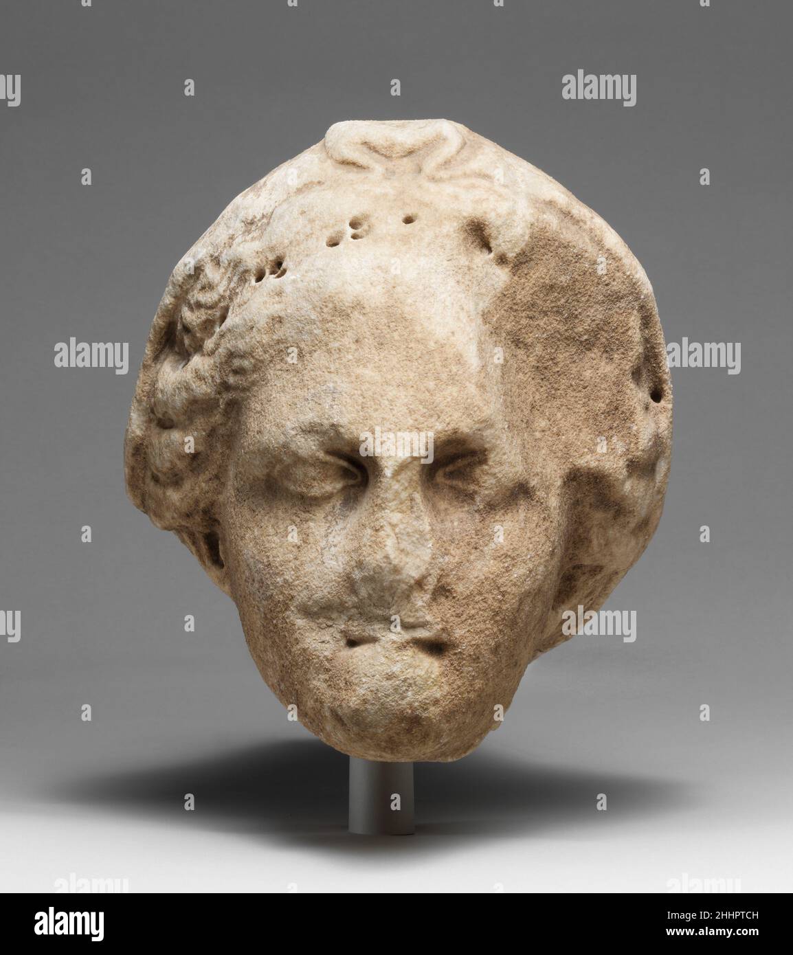 Tête en marbre d'une déesse voilée fin 4th ou 3rd siècle avant J.-C. grec malgré son état usé, cette tête rayonne avec la sérénité et la puissance de l'art classique tardif. La série de trous forés dans les cheveux tenait probablement un diadem ou une couronne en métal.La déesse Demeter peut être représentée.Tête en marbre d'une déesse voilée 257623 Banque D'Images Tête en marbre d'une déesse voilée fin 4th ou 3rd siècle avant J.-C. grec malgré son état usé, cette tête rayonne avec la sérénité et la puissance de l'art classique tardif. La série de trous forés dans les cheveux tenait probablement un diadem ou une couronne en métal.La déesse Demeter peut être représentée.Tête en marbre d'une déesse voilée 257623 Banque D'Images