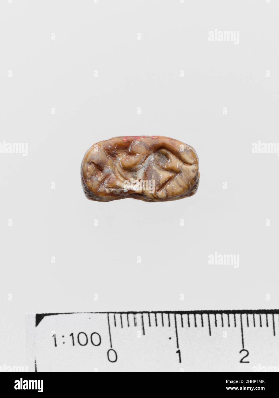 Prisme triangulaire stéatite ca.1900–1750 C.-B. Minoan Bucranium; chien; quatre récipients de stockage suspendus à un poteau; objet denté au-dessus.Prisme triangulaire stéatite.Minoan. Env.1900–1750 C.-B.Serpentin (brûlé).Minoen moyen IIGemmes Banque D'Images