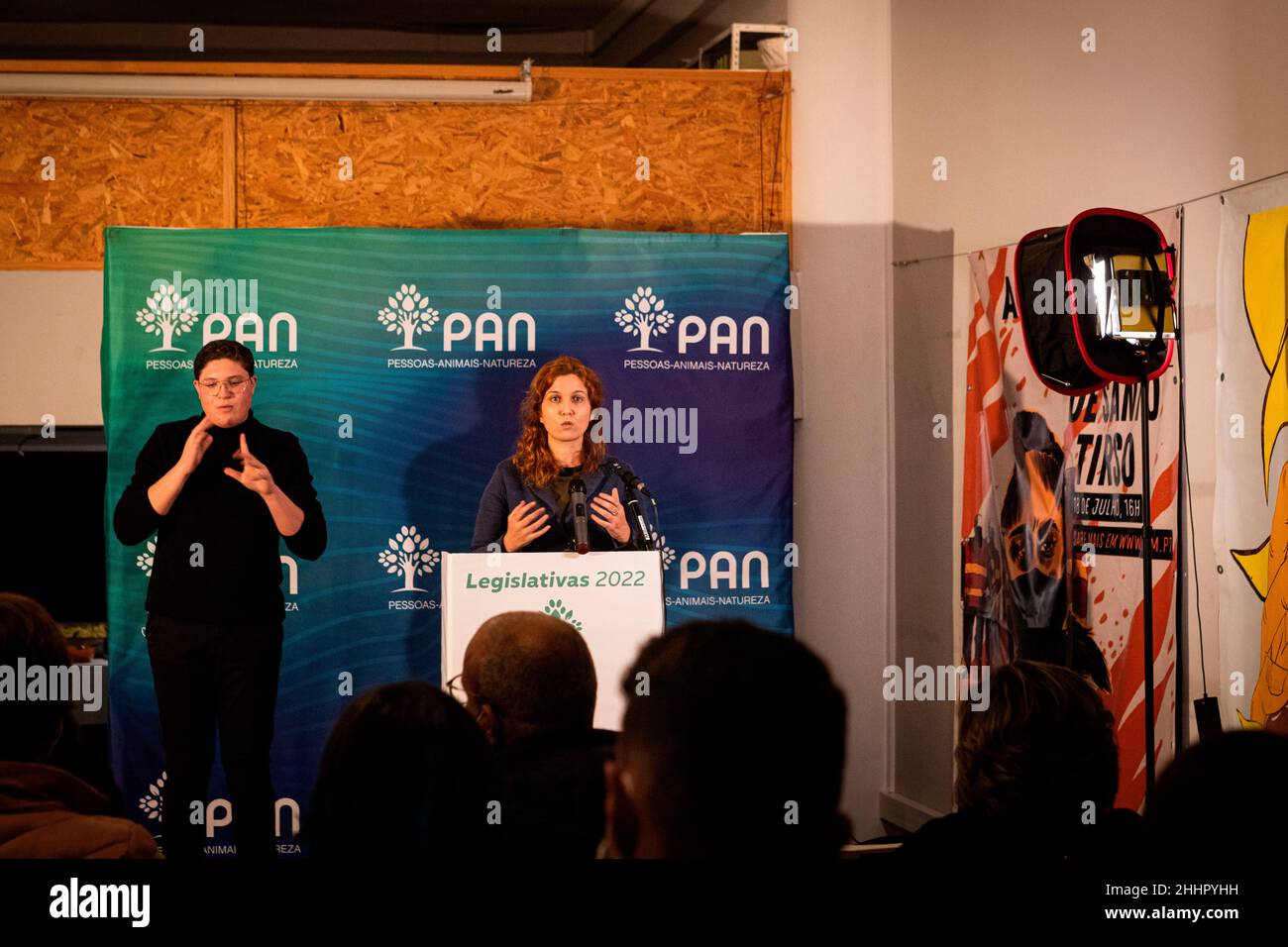 Porto, Portugal.24th janvier 2022.Bebiana Cunha, de PAN Porto, parle en tant qu'interprète de langue des signes (L) traduit le discours lors du rallye.Pessoas Animais e Natureza (PAN) à Espaço PAN, Porto, souligne les principales idées du parti qui se présente aux élections législatives de dimanche prochain.(Photo par Teresa Nunes/SOPA Images/Sipa USA) crédit: SIPA USA/Alay Live News Banque D'Images