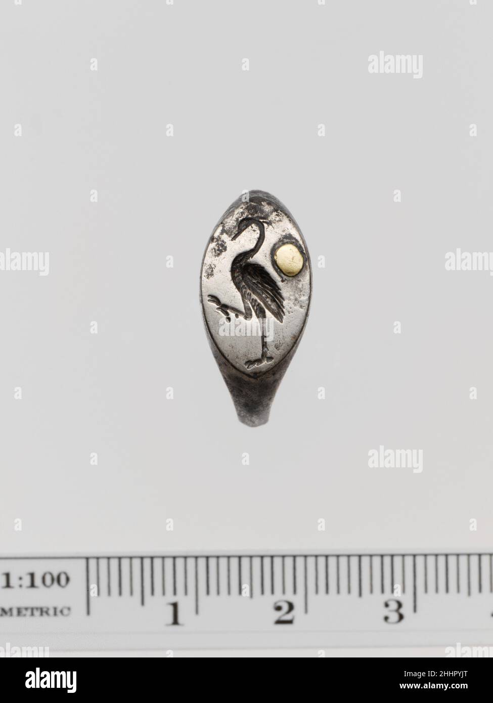 Bague argent ca.450–400 C.-B. oiseau grec à bec court et à pattes longues marchant avec la jambe gaucheAluit court, l'oiseau représenté est probablement un héron.Bague argentée.Grec ca.450–400 C.-B.Argent.Classique.Gemmes Banque D'Images