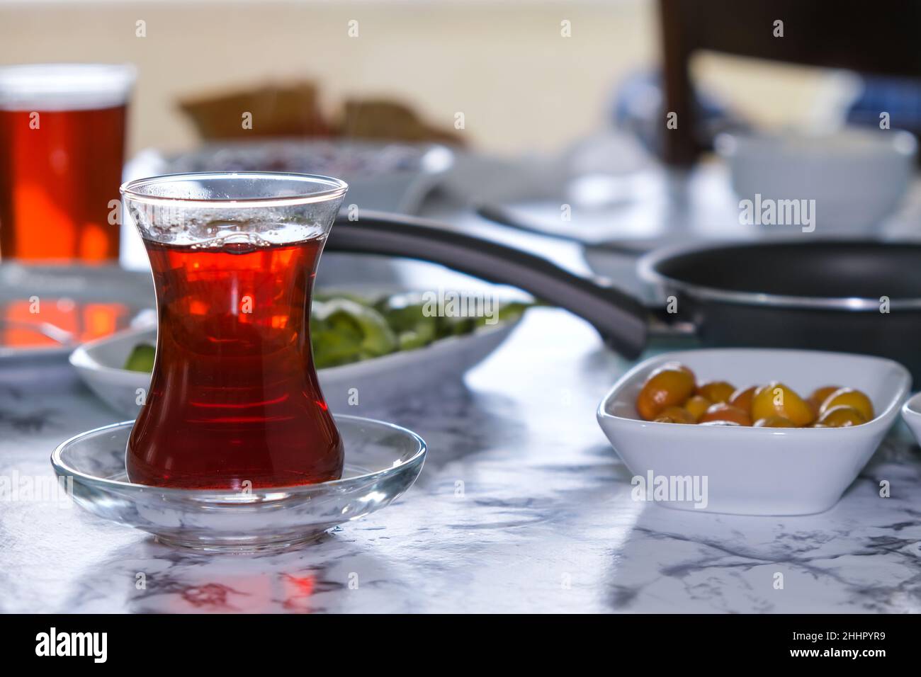 Petit-déjeuner et thé traditionnels Turkısh, axés sur l'avant-plan. Banque D'Images