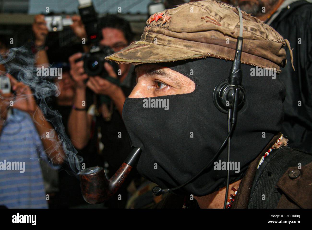 Sous-comandante Marcos de l'Armée zapatiste de libération nationale EZLN, maintenant appelé délégué zéro dans l'autre campagne qui voyage le pays, lors de sa visite aux locataires du marché aux puces Hector Espino pour écouter leurs demandes de citoyens le 23 octobre 2006 à Hermosillo, Mexique... tabac ©(Photo de Luis Gutierrez/Norte photo) Juan Casanova fotoperiodista de prensa, photographe de presse.El Subcomandante Marcos del Ejercito Zapatista de Liberacion Nacional EZLN ahora demoimado Delegado Cero en la otra campagne que enregistrez el pais, durante su visita locatarios del tianguis del Hector E Banque D'Images