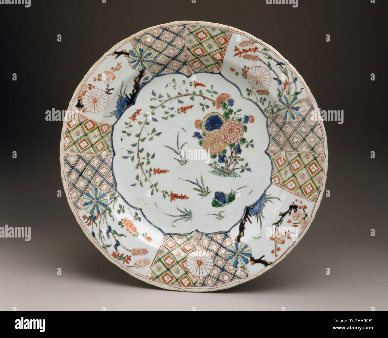 Plat 1700–1725 Chinois, pour le marché européen le don de la Collection Hans Syz en 1995 a doté le Musée de près de trois cents exemples de céramiques européennes et asiatiques méticuleusement acquis par le collectionneur né en Suisse Dr. Syz (1894–1991) pour tracer la migration des modèles et des modèles d'est en Ouest.Documentant un processus continu d'influence et d'adaptation, ces pièces fournissent un examen discriminant des nuances de changement stylistique résultant de trois siècles de commerce.Plat.Chinois, pour le marché européen.1700–1725.Porcelaine à pâte dure.Céramique-porcelaine-exportation Banque D'Images
