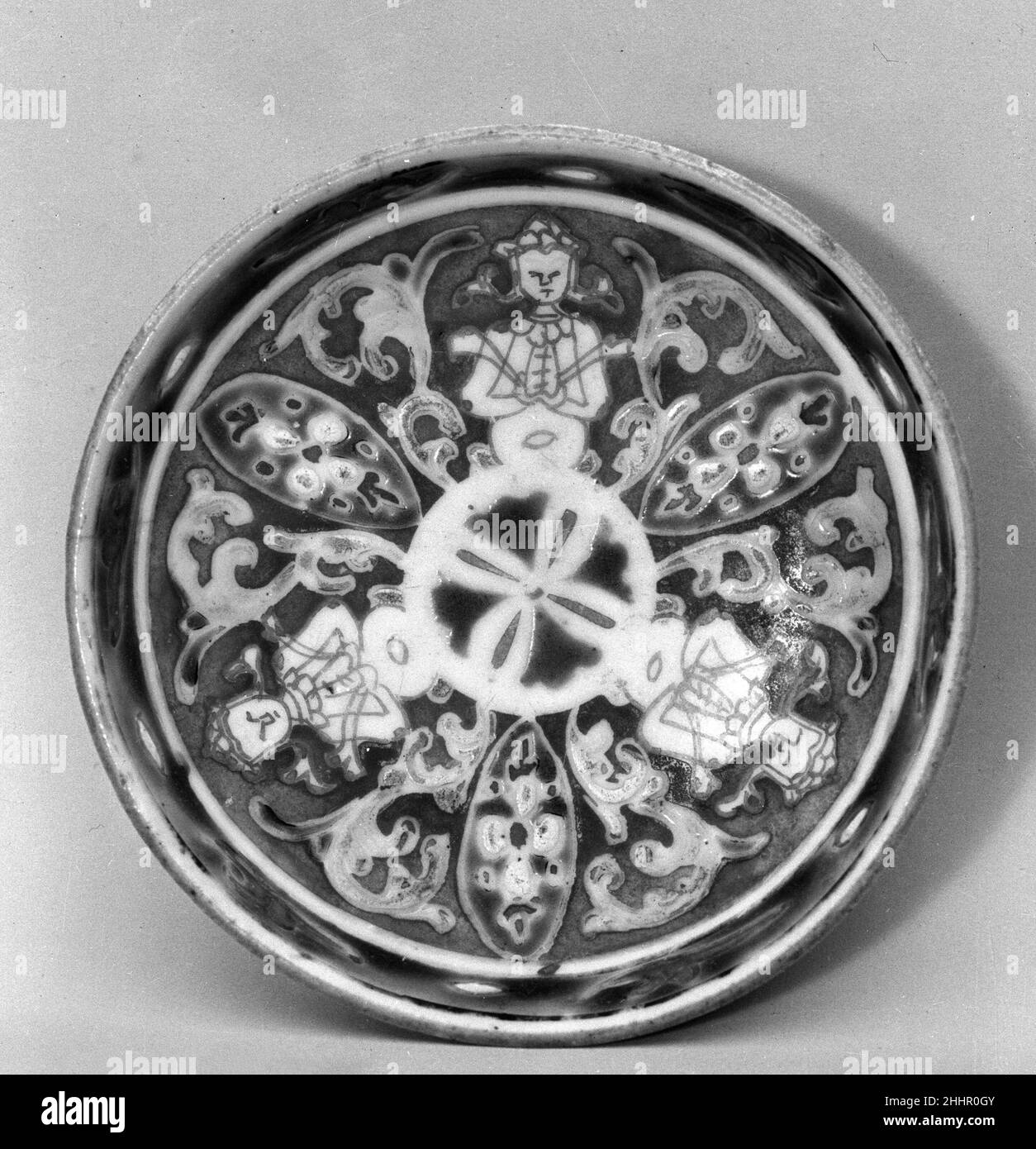 Soucoupe aux figures mythiques thaïlandaises 19th siècle Chine.Soucoupe aux figures mythiques thaïlandaises.Chine.19th siècle.Porcelaine peinte en émail polychrome (Bencharong ware pour le marché thaïlandais).Dynastie Qing (1644–1911).Céramique Banque D'Images