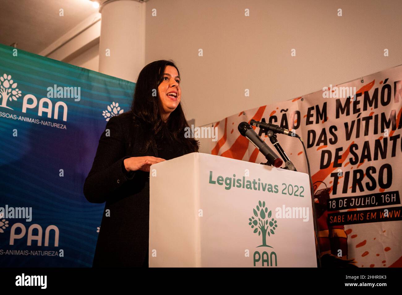 Porto, Portugal.24th janvier 2022.Inês de Sousa Real, leader de PAN, parle pendant le rallye.Pessoas Animais e Natureza (PAN) à Espaço PAN, Porto, souligne les principales idées du parti qui se présente aux élections législatives de dimanche prochain.Crédit : SOPA Images Limited/Alamy Live News Banque D'Images