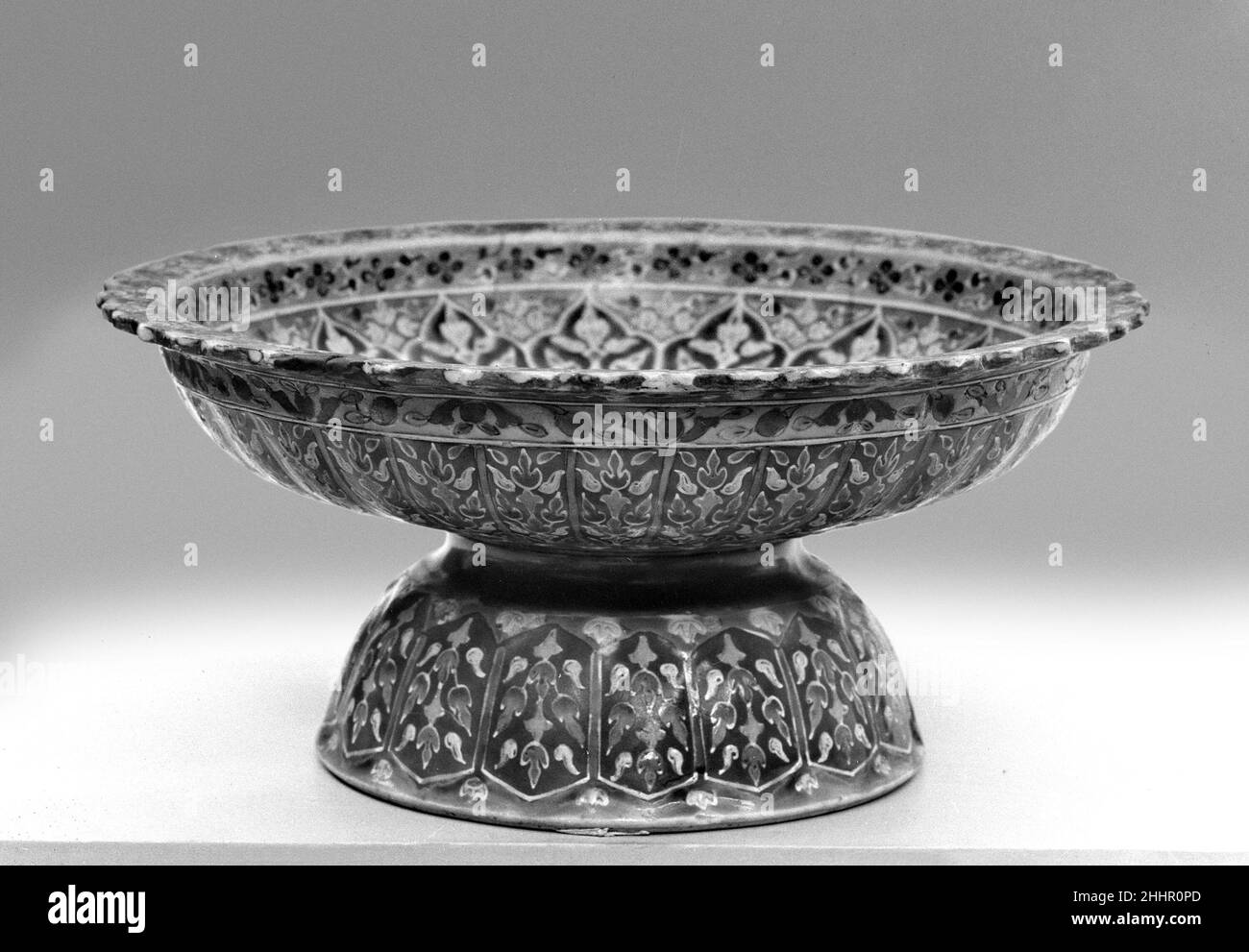 Plat à la base avec motif floral Chine du 19th siècle.Plat à pieds avec motif floral.Chine.19th siècle.Porcelaine peinte en émail polychrome (Bencharong ware pour le marché thaïlandais).Dynastie Qing (1644–1911).Céramique Banque D'Images