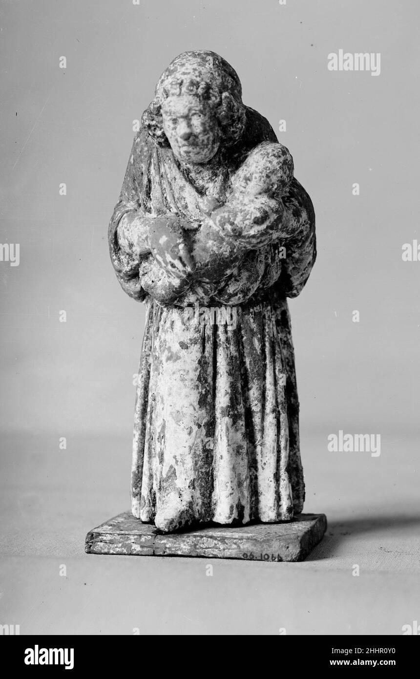 Statuette en terre cuite d'une infirmière transportant un enfant fin 4th–début 3rd siècle C.-B. grec, peut-être Attique dans sa taille et son articulation, ce groupe d'une vieille infirmière et d'un enfant représente une élaboration d'un type populaire dans la comédie Attique.Il est intéressant de noter que l'enfant n'est pas bébé.Statuette en terre cuite d'une infirmière transportant un enfant.Grec, peut-être Attique. Fin 4th–début 3rd siècle avant J.-C..Terre cuite.Classique tardif.Terracottas Banque D'Images