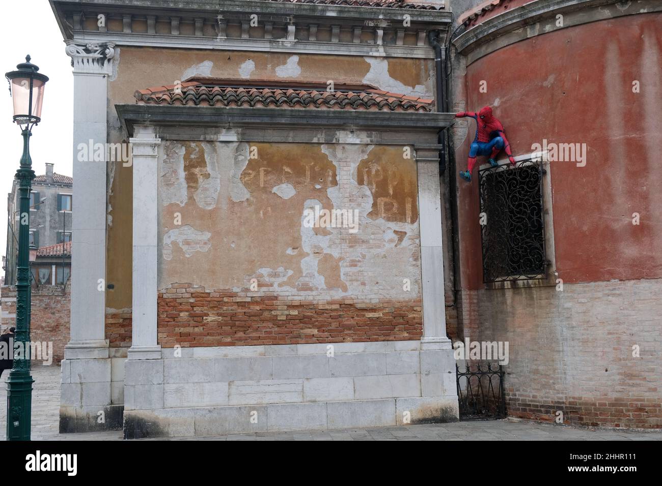 Spiderman monte les palais de Venise.Venise, Italie, 23 février 2020. Banque D'Images