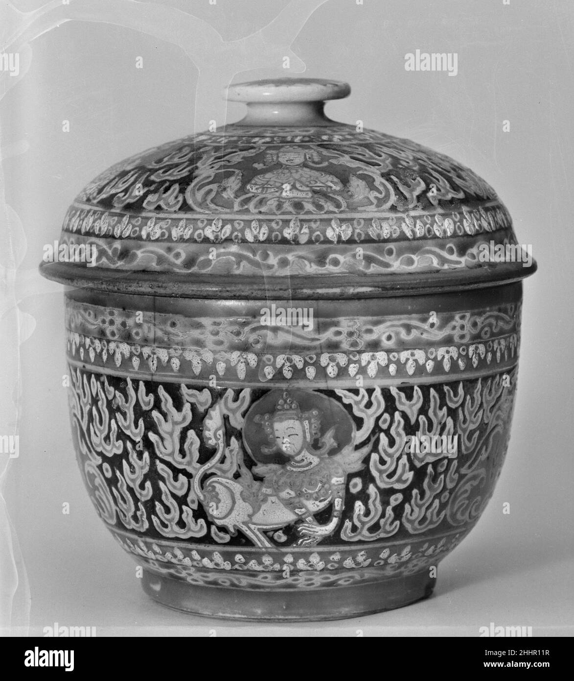 Bol couvert avec les êtres célestes thaïlandais 19th siècle Chine.Bol couvert d'êtres célestes thaïlandais.Chine.19th siècle.Porcelaine peinte en émail polychrome (Bencharong ware pour le marché thaïlandais).Dynastie Qing (1644–1911).Céramique Banque D'Images