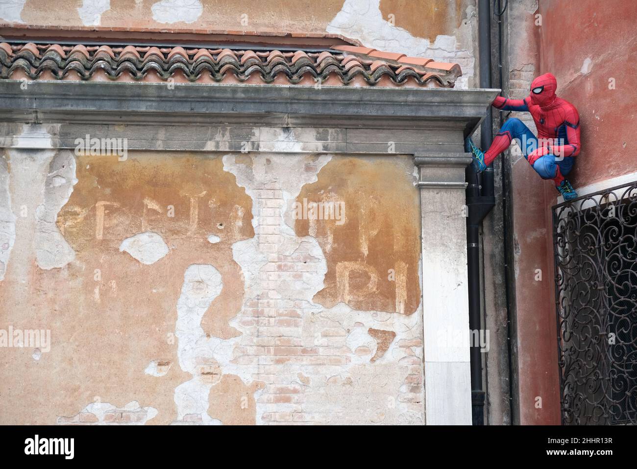 Spiderman monte les palais de Venise.Venise, Italie, 23 février 2020. Banque D'Images