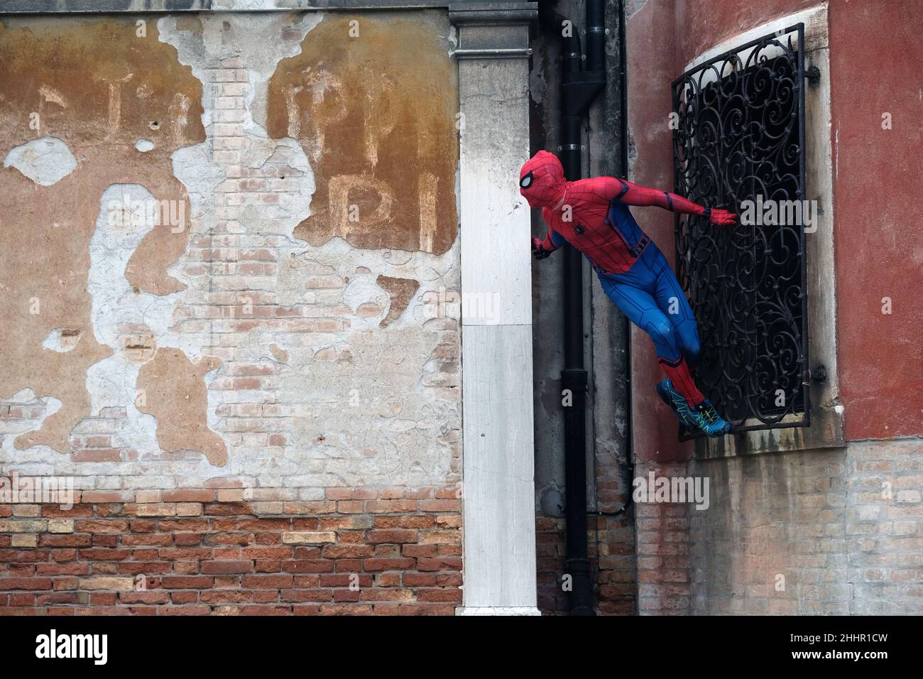 Spiderman monte les palais de Venise.Venise, Italie, 23 février 2020. Banque D'Images