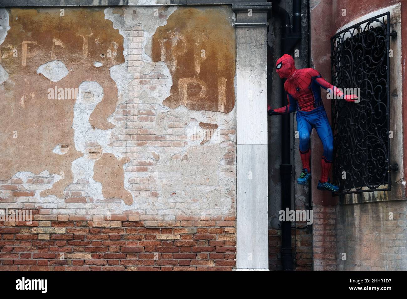 Spiderman monte les palais de Venise.Venise, Italie, 23 février 2020. Banque D'Images