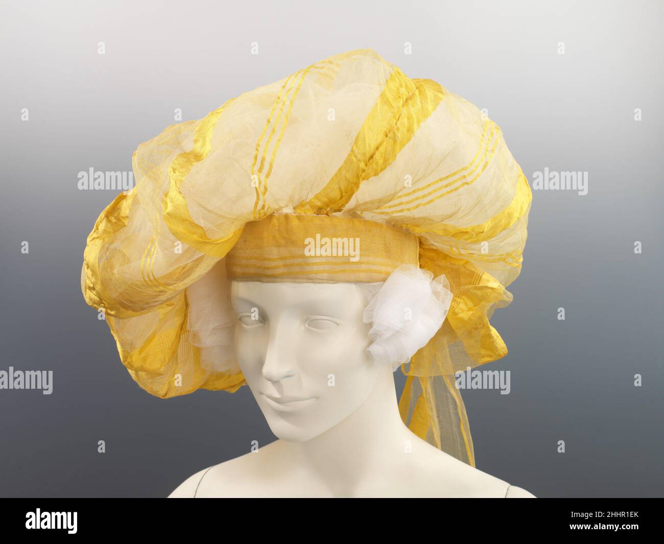 Turban ca.1820 britannique le style de coiffure 'a la tuque', influencé et inspiré par l'intérêt populaire dans les cultures orientales, a été populaire en 1820s.Cet exemple est exceptionnellement grand, ce qui le rend visuellement dramatique.Il aurait peut-être pu être porté avec l'un des plus hauts, plus élaborés coiffures communes pendant la période.Turban 157012 Banque D'Images