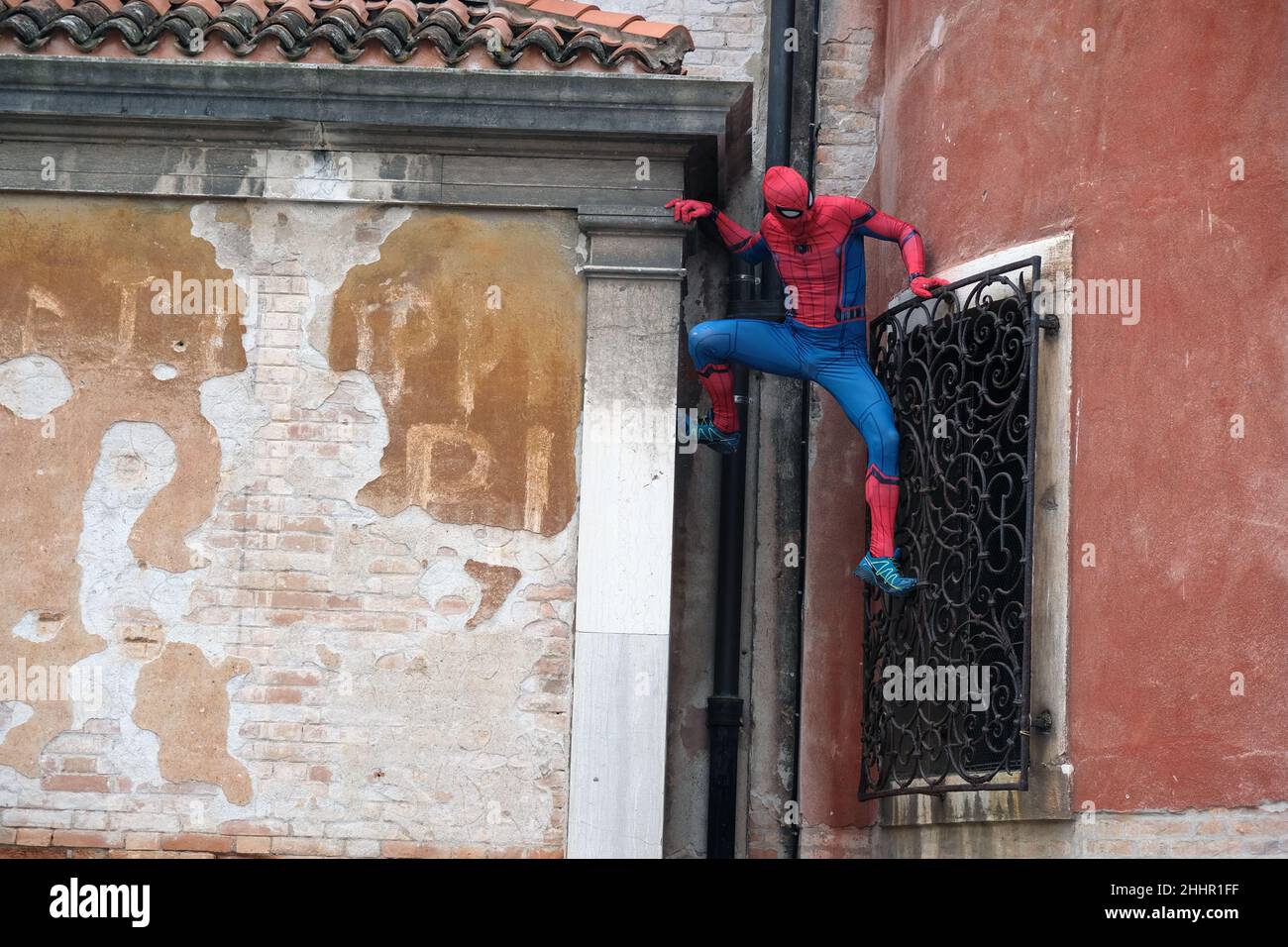 Spiderman monte les palais de Venise.Venise, Italie, 23 février 2020. Banque D'Images