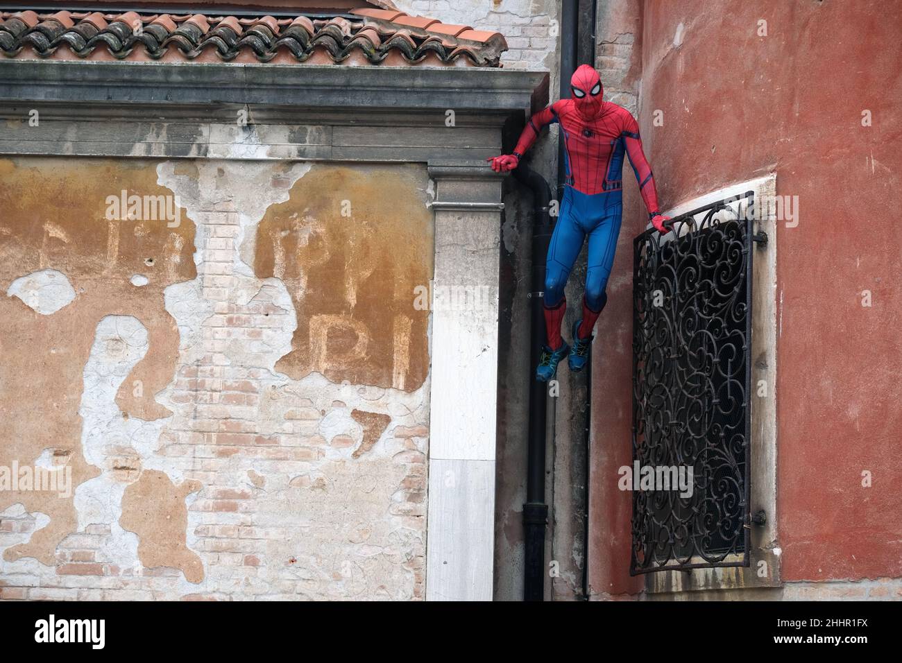 Spiderman monte les palais de Venise.Venise, Italie, 23 février 2020. Banque D'Images
