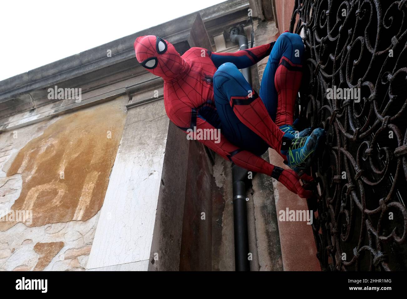 Spiderman monte les palais de Venise.Venise, Italie, 23 février 2020. Banque D'Images
