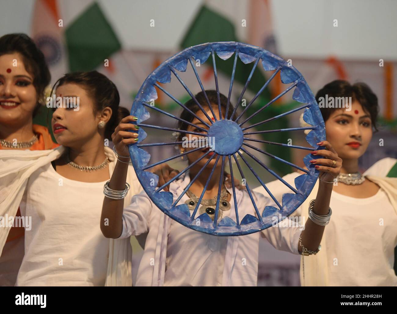 Les élèves de l'école de Netaji Subhas Vidyaniketan se produit lors d'un programme culturel sur l'anniversaire de naissance du nationaliste indien, Netaji Subhas Chandra Bose.Bose était un dirigeant nationaliste indien de premier plan qui a tenté de gagner l'indépendance de l'Inde par la force contre le gouvernement britannique pendant les années de la Seconde Guerre mondialeTripura, Inde. Banque D'Images