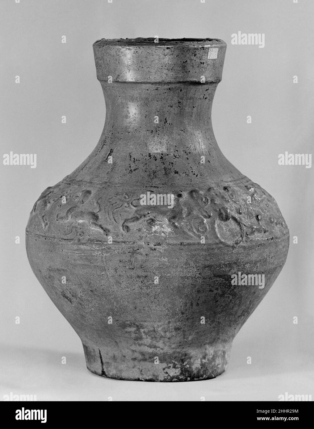 Récipient à vin (hu) avec créatures mythiques 1st–2nd siècle Chine.Récipient à vin (hu) avec créatures mythiques.Chine.1st–2nd siècle.Faïence avec glaçure vert plomb.Dynastie des Han de l'est (25–220).Céramique Banque D'Images