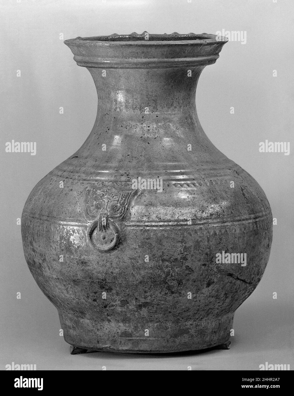 Récipient à vin (hu) 1st–2nd Century China.Récipient à vin (hu).Chine.1st–2nd siècle.Earthware avec glaçure vert plomb.Dynastie des Han de l'est (25–220).Céramique Banque D'Images